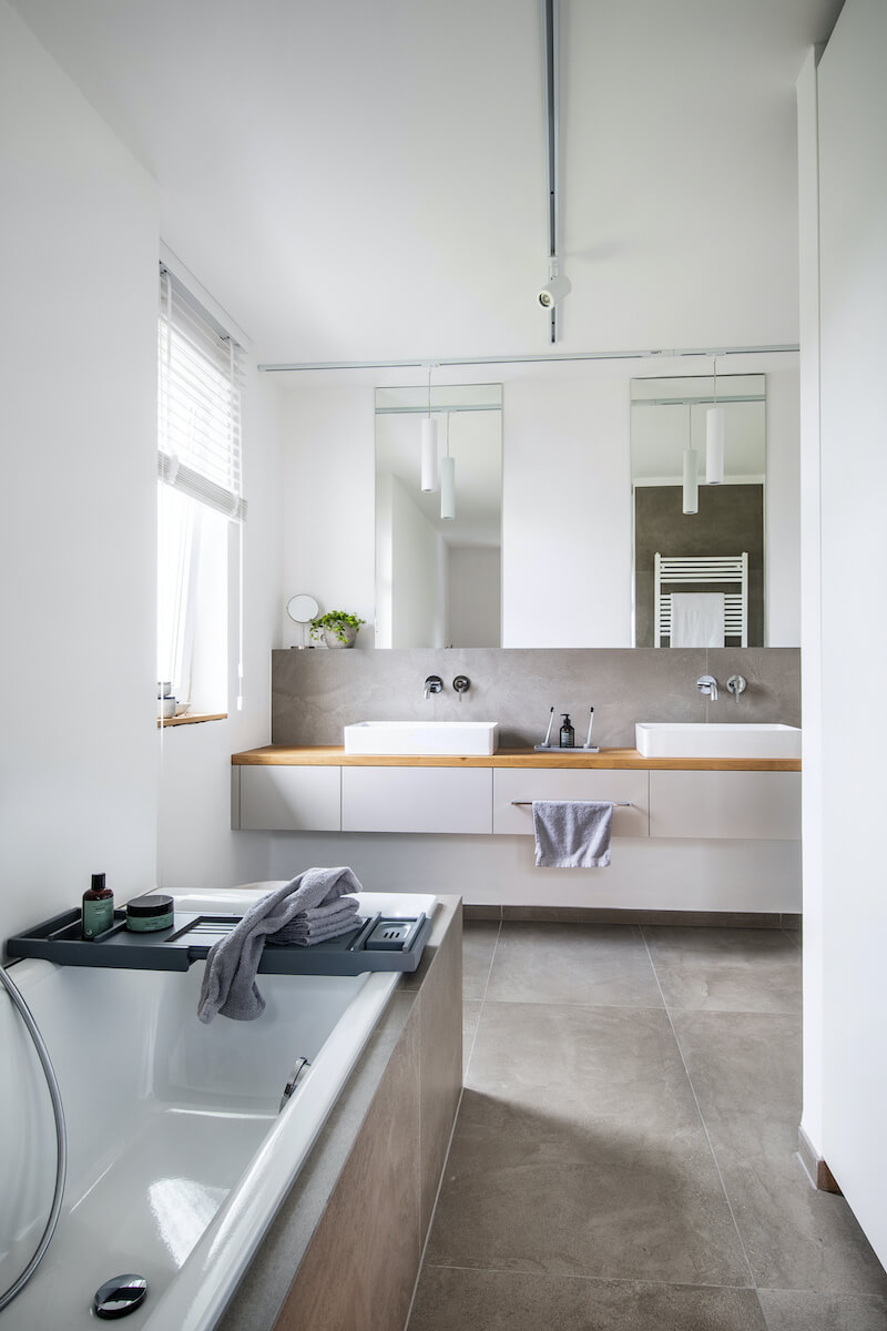 Bad Projekt Ditscher Innenarchitektur mit Badewanne und Waschtisch